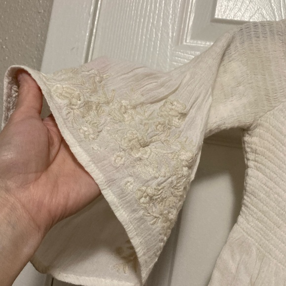 Hollister Off White Embroidered Floral Cropped Bell Sleeve Blouse Top - Picture 4 of 6